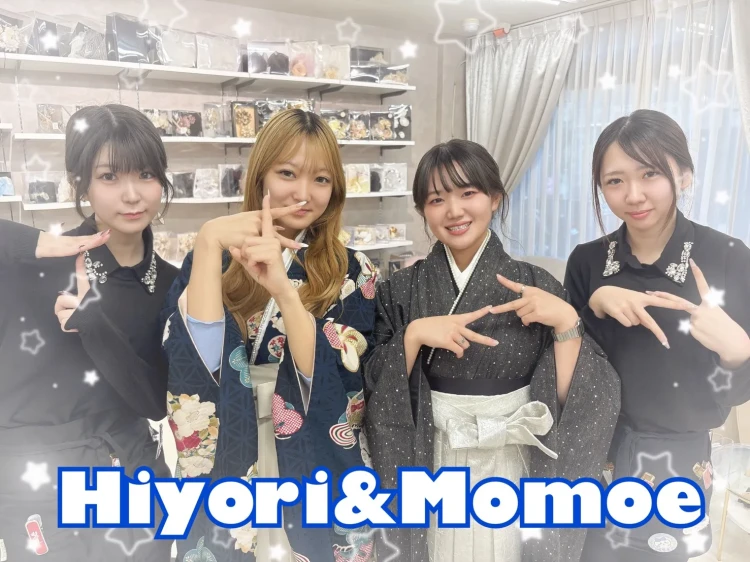 奈良店でお友達同士で来店✨ネイビーの古典柄の袴&黒デニムのキラキラ袴を契約されたお客様の様子