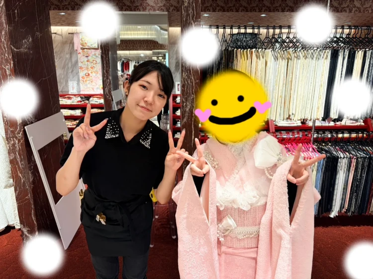 TAKAZEN東京表参道店Flagshipでヘップバーンシリーズのピンク色のふわふわシュシュの振袖をご契約いただいたお客様の紹介。