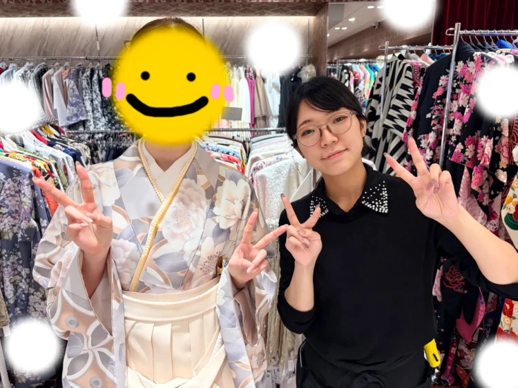 TAKAZEN東京表参道店Flagshipでくすみカラーの古典柄の袴をご契約いただいたお客様の紹介。
