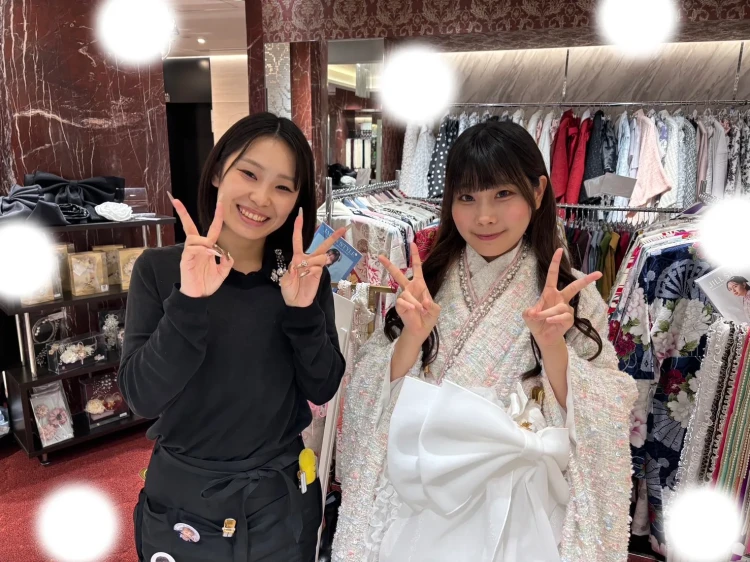 TAKAZEN東京表参道店Flagshipでヘップバーンシリーズのツイードのお振袖と白色のバールン型のドレス袴を卒業式袴レンタルでご契約いただいたお客様の紹介。