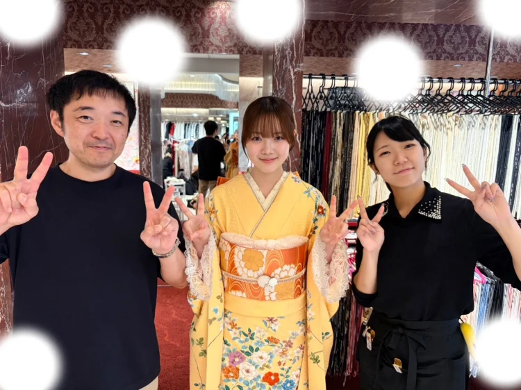 TAKAZEN東京表参道店Flagshipで黄色の古典柄のママ振袖をフォトプランでご契約いただいたお客様の紹介。
