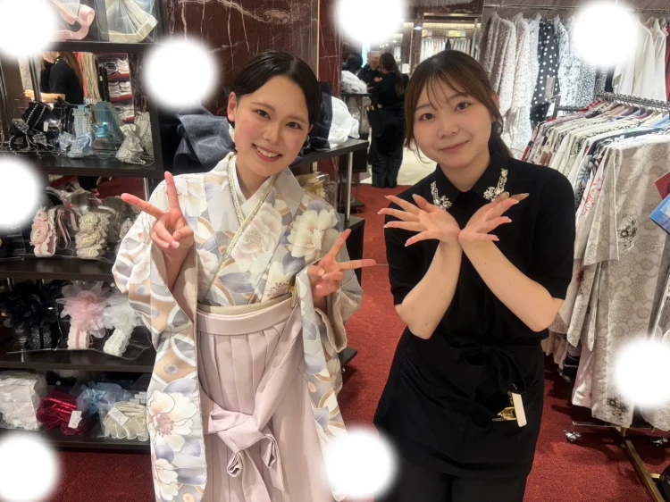 TAKAZEN東京表参道店Flagshipでレンタルできるくすみカラーの袴をご契約いただいたお嬢さまのご紹介