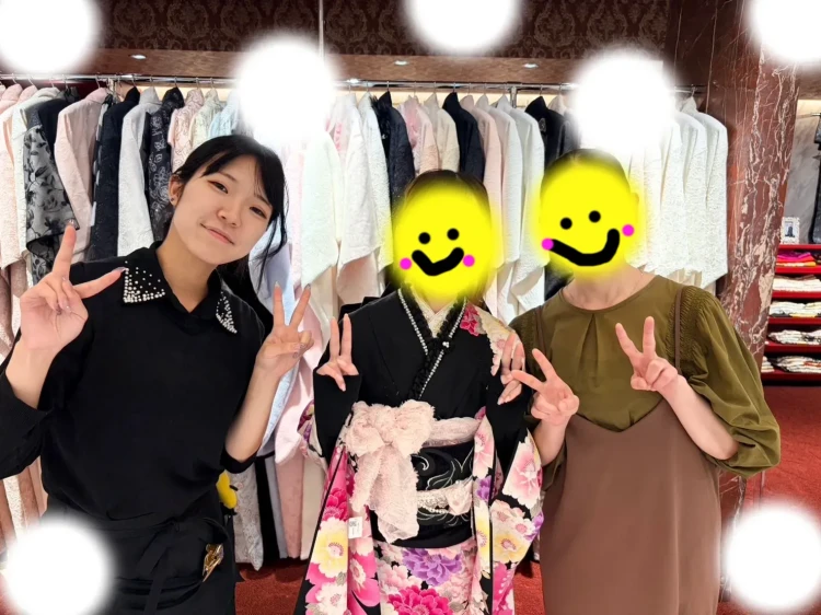 TAKAZEN東京表参道店Flagshipで黒ピンク色のキュートガーリーの振袖をレンタルでご契約いただいたお客様の紹介。
