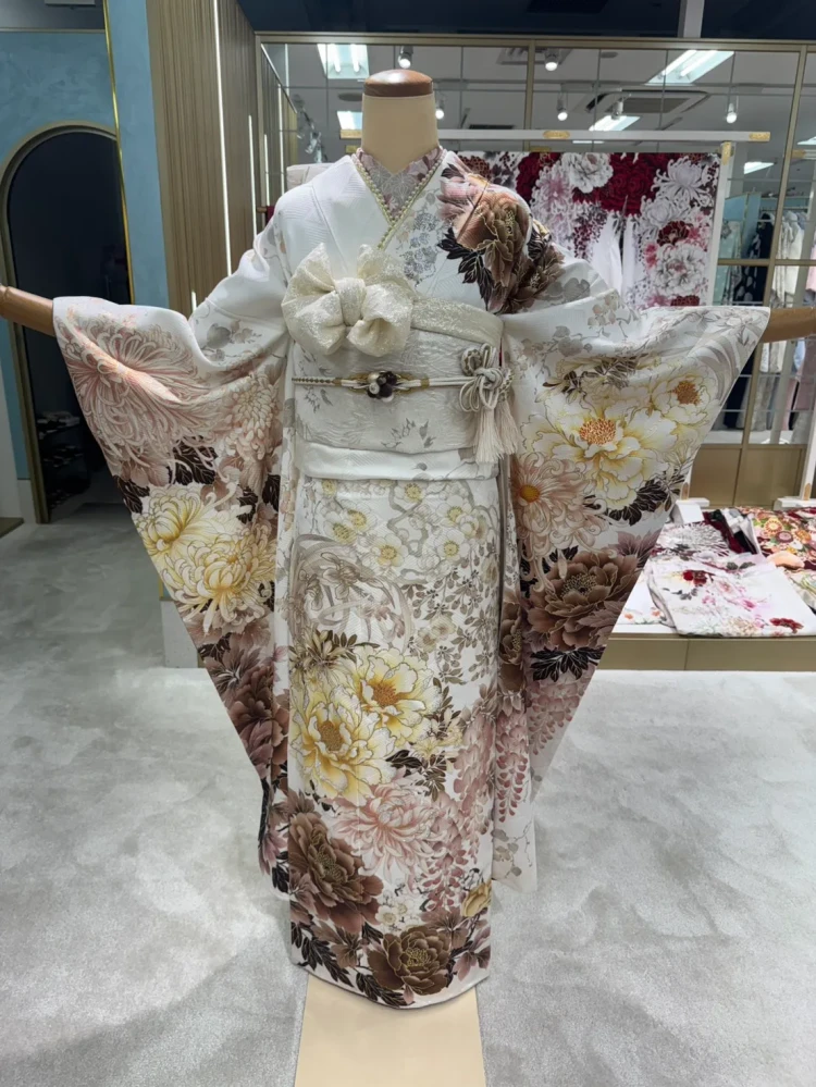白地にくすみピンクやブラウン、ゴールドの花柄をあしらった上品な振袖