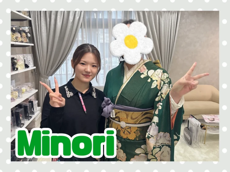 お持込みのお振袖で大人っぽい今どき小物をご契約されたお客様の様子