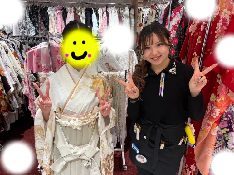 TAKAZEN東京表参道店Flagshipで白色の古典柄の袴コーデをレンタルでご契約いただいたお客様の紹介。