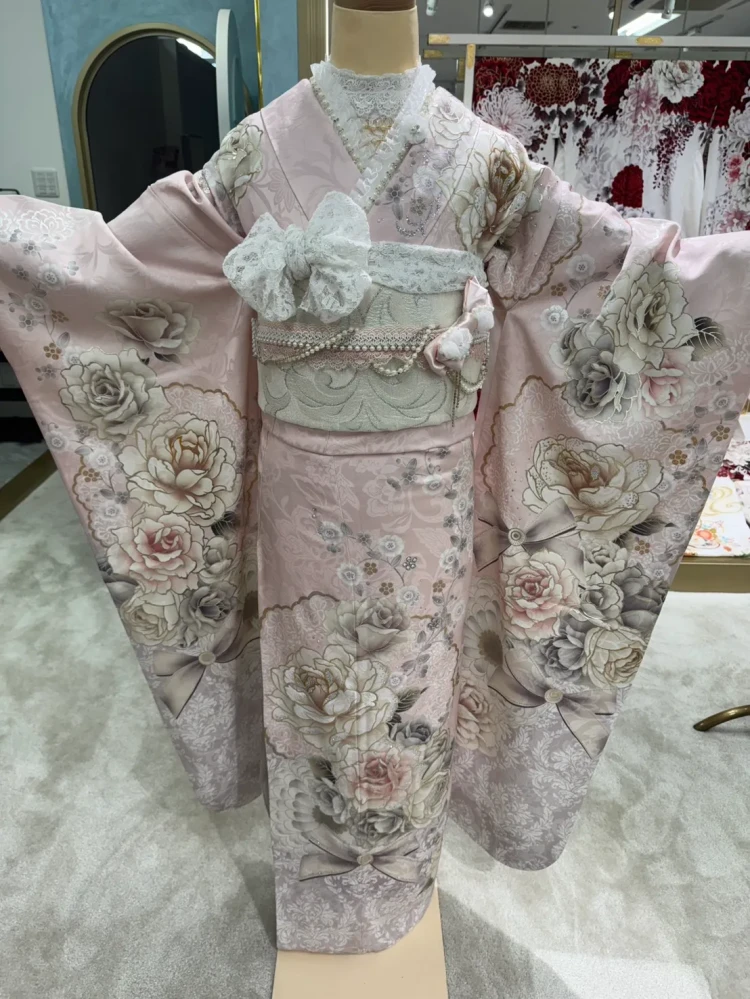 淡いピンクにくすみカラーの花柄をあしらった上品でガーリーな振袖コーディネート