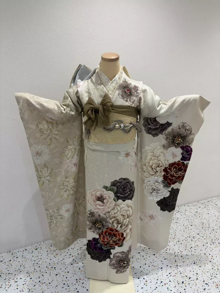 TAKAZEN姫路店のくすみカラー振袖のご紹介