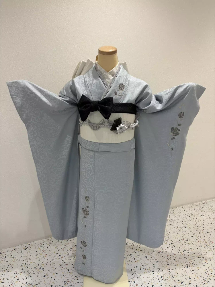 姫路で成人式お振袖をレンタルするならTAKAZEＮ姫路店。ヴィンテージスタイルの水色薔薇柄お振袖