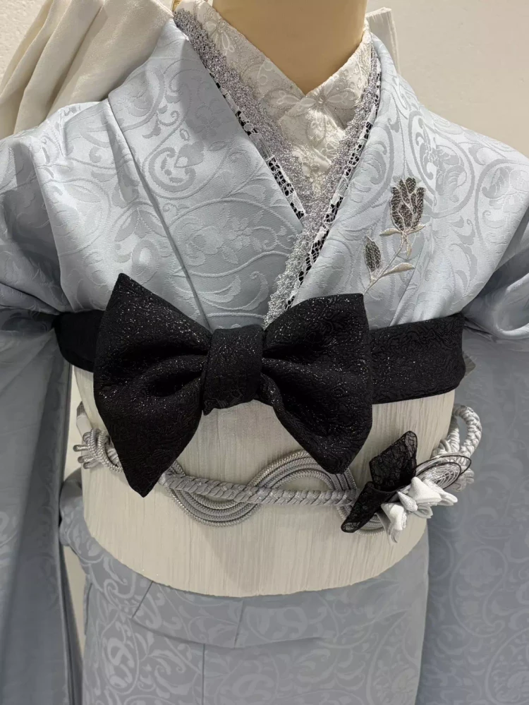 姫路で成人式お振袖をレンタルするならTAKAZEＮ姫路店。ヴィンテージスタイルの水色薔薇柄お振袖