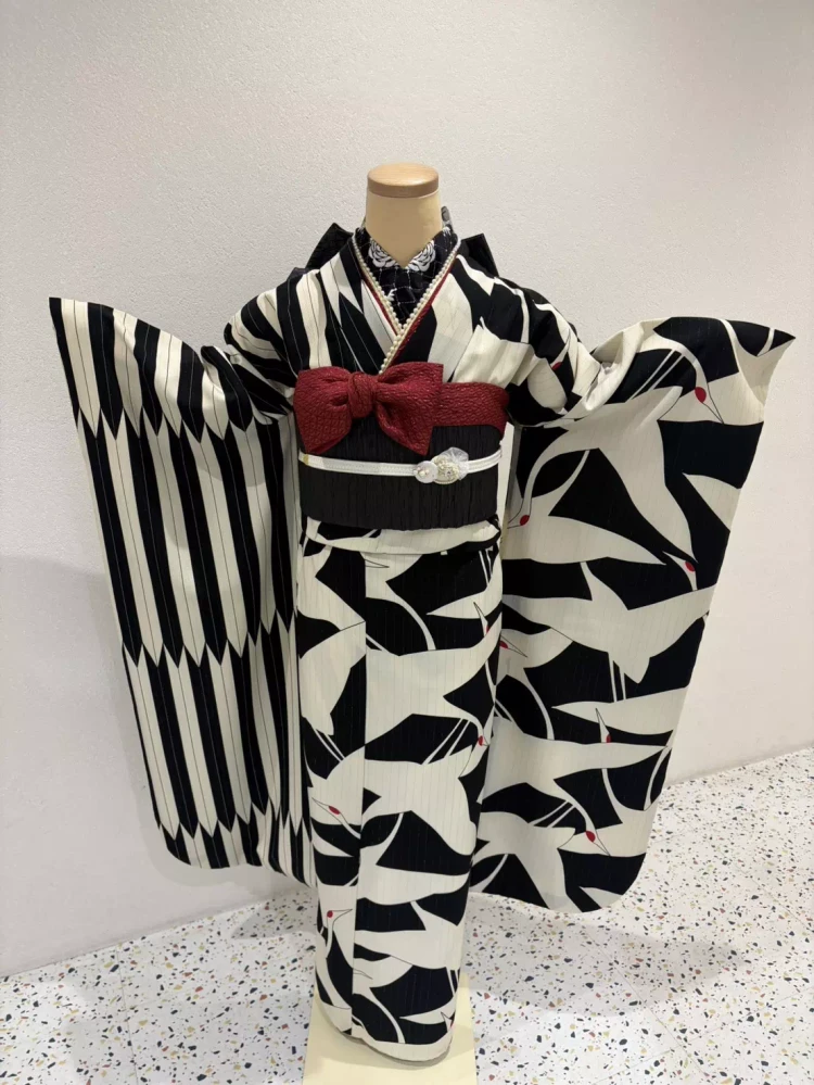 姫路で成人式お振袖をレンタルするならTAKAZEＮ姫路店。黒色×白色のレトロ振袖