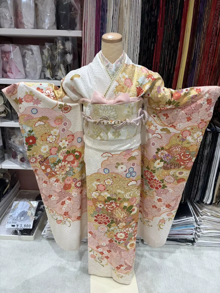 姫路で成人式お振袖をレンタルするならTAKAZEＮ姫路店。白地にピンク色やゴールドの入った王道古典柄振袖