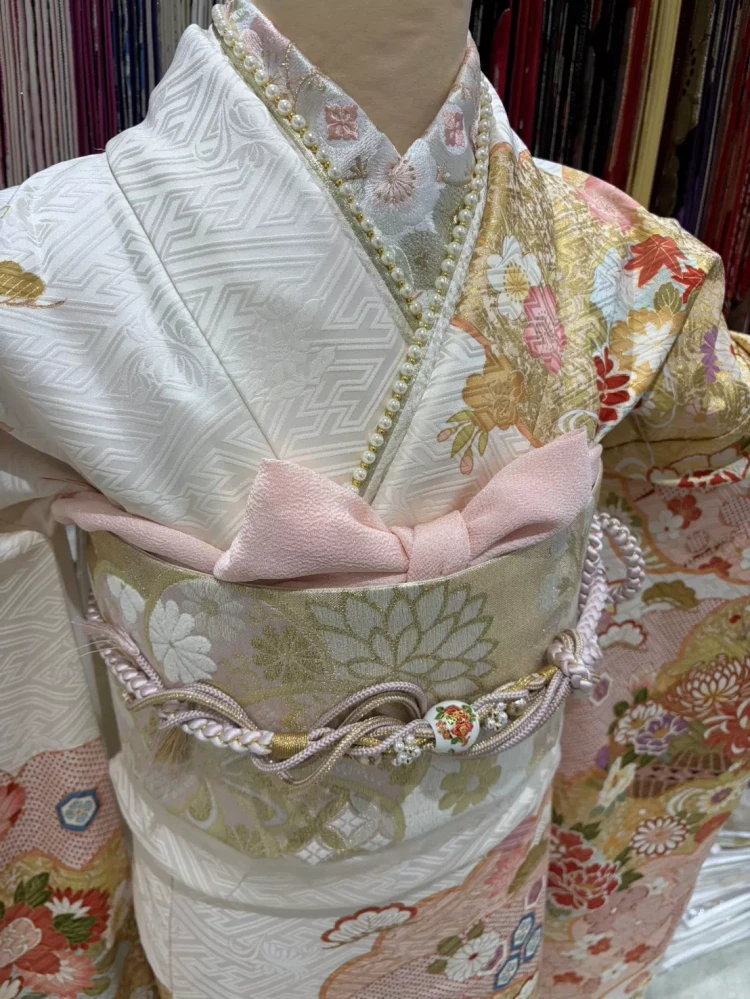 姫路で成人式お振袖をレンタルするならTAKAZEＮ姫路店。白地にピンク色やゴールドの入った王道古典柄振袖