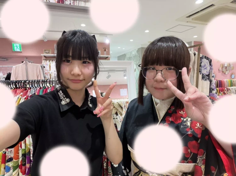 姫路で成人式お振袖をレンタルするならTAKAZEＮ姫路店。黒色×赤色の古典柄お振袖