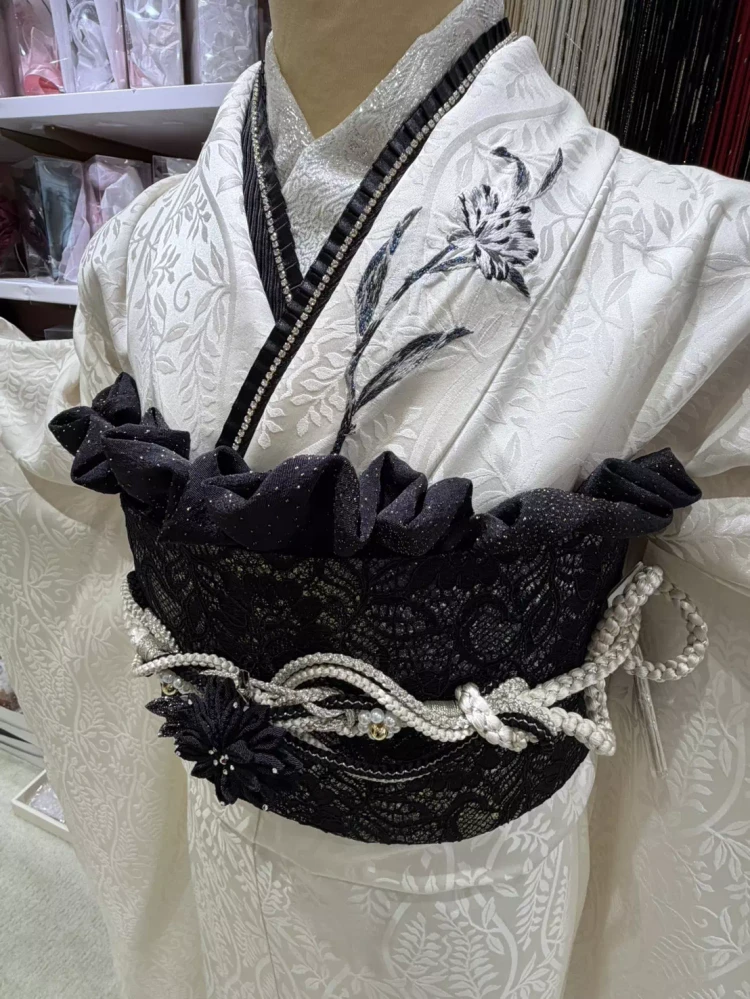 姫路で成人式お振袖をレンタルするならTAKAZEＮ姫路店。白×黒のヴィンテージスタイルモノトーン振袖
