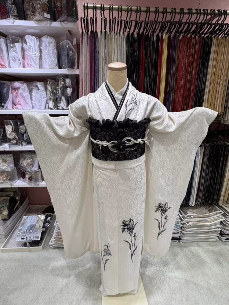 姫路で成人式お振袖をレンタルするならTAKAZEＮ姫路店。白×黒のヴィンテージスタイルモノトーン振袖
