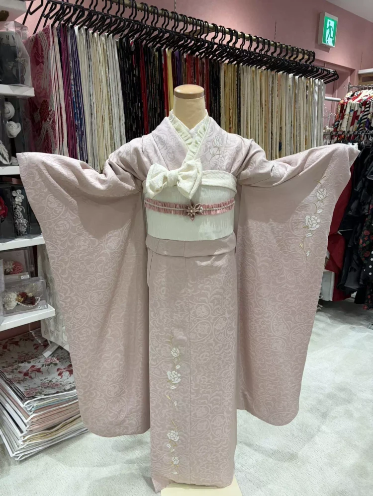 TAKAZEN姫路店のくすみピンクの薔薇の刺繡の入ったヴィンテージ振袖