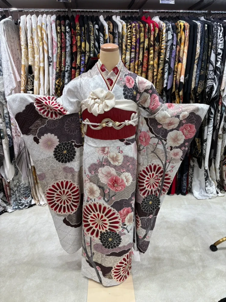 赤や黒の華やかで落ち着きのある振袖