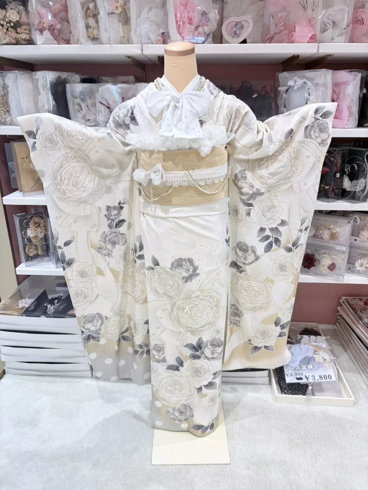 TAKAZENオリジナルヘップバーンシリーズ。白とゴールドのシャネルカラー振袖。
