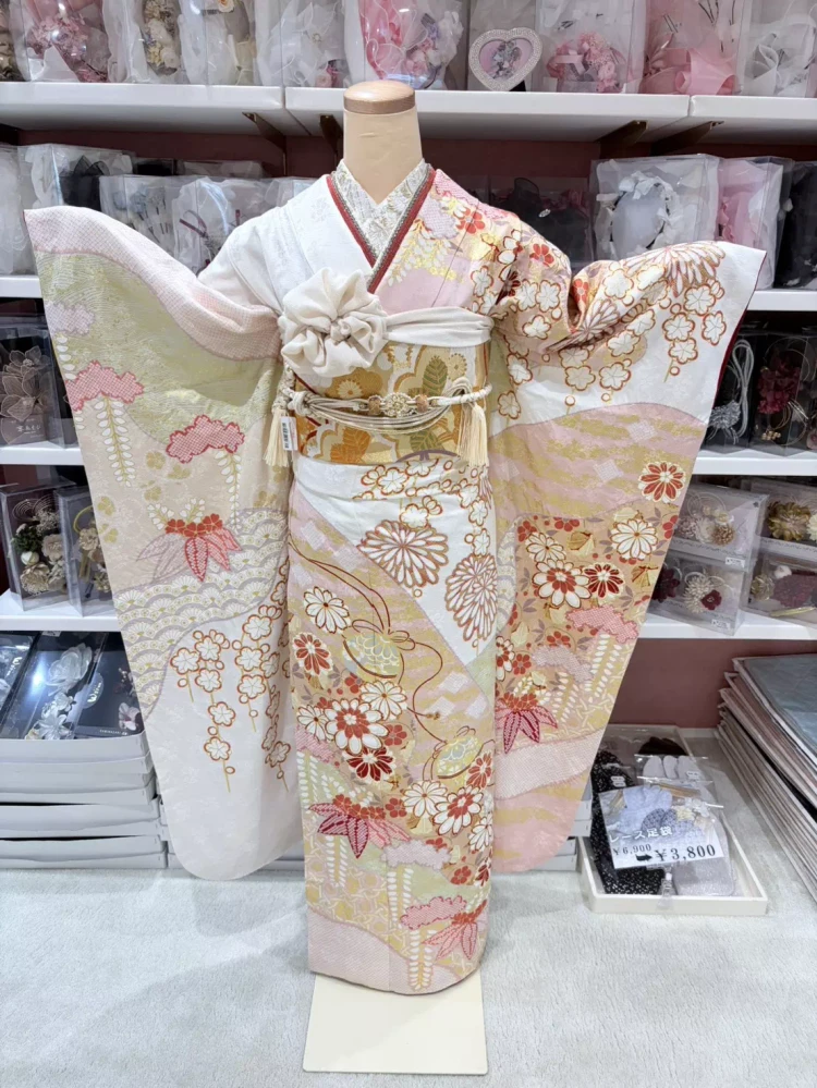 TAKAZEN姫路店プレミアム古典振袖。絞りが特徴の老舗メーカ滝泰の高級感ある振袖。