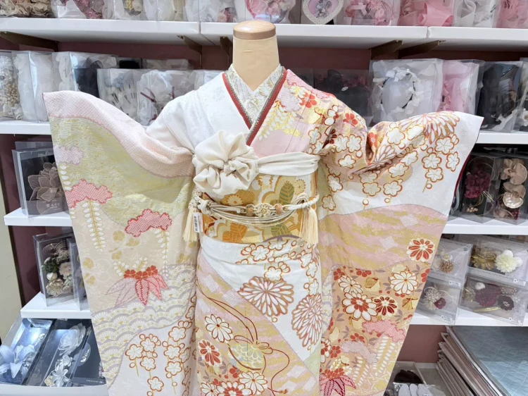 TAKAZEN姫路店プレミアム古典振袖。絞りが特徴の老舗メーカ滝泰の高級感ある振袖。