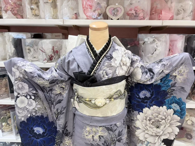 姫路で成人式お振袖をレンタルするならTAKAZEＮ姫路店。寒色系でまとまったイマドキ古典お振袖