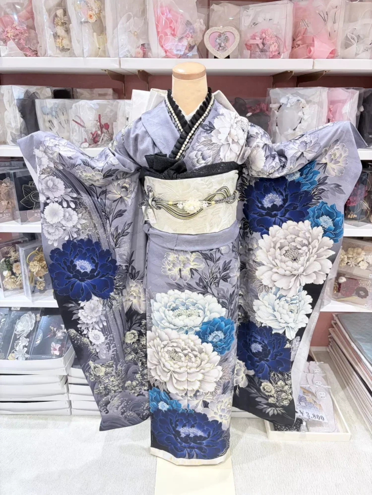 姫路で成人式お振袖をレンタルするならTAKAZEＮ姫路店。寒色系でまとまったイマドキ古典お振袖