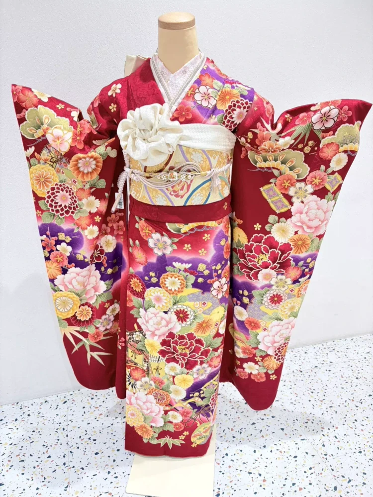 成人式らしい華やかさをたっぷり楽しめる 赤色の古典柄振袖をご紹介