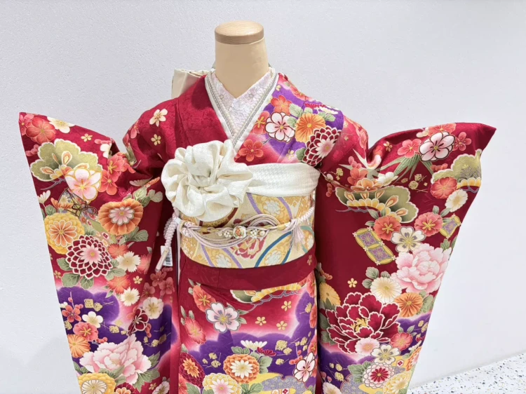 成人式らしい華やかさをたっぷり楽しめる 赤色の古典柄振袖をご紹介