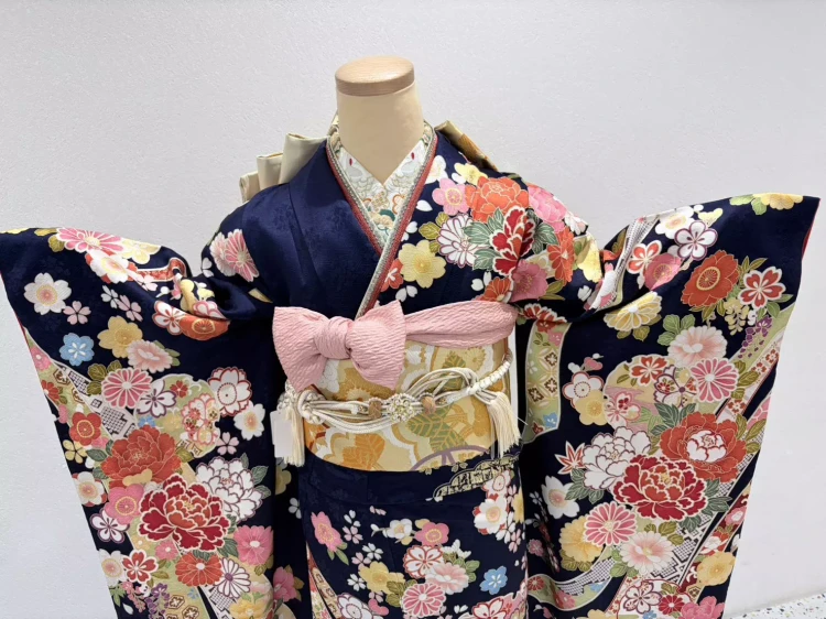 紺色の正統派古典振袖をご紹介