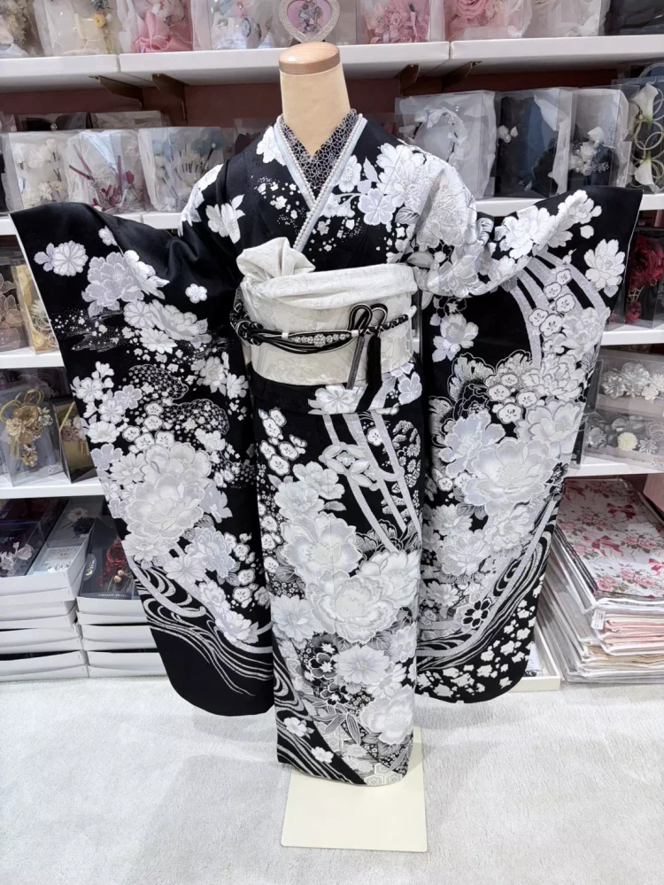 姫路で成人式お振袖をレンタルするならTAKAZEＮ姫路店。振袖ジャンルをご紹介。黒白の関芳のお振袖