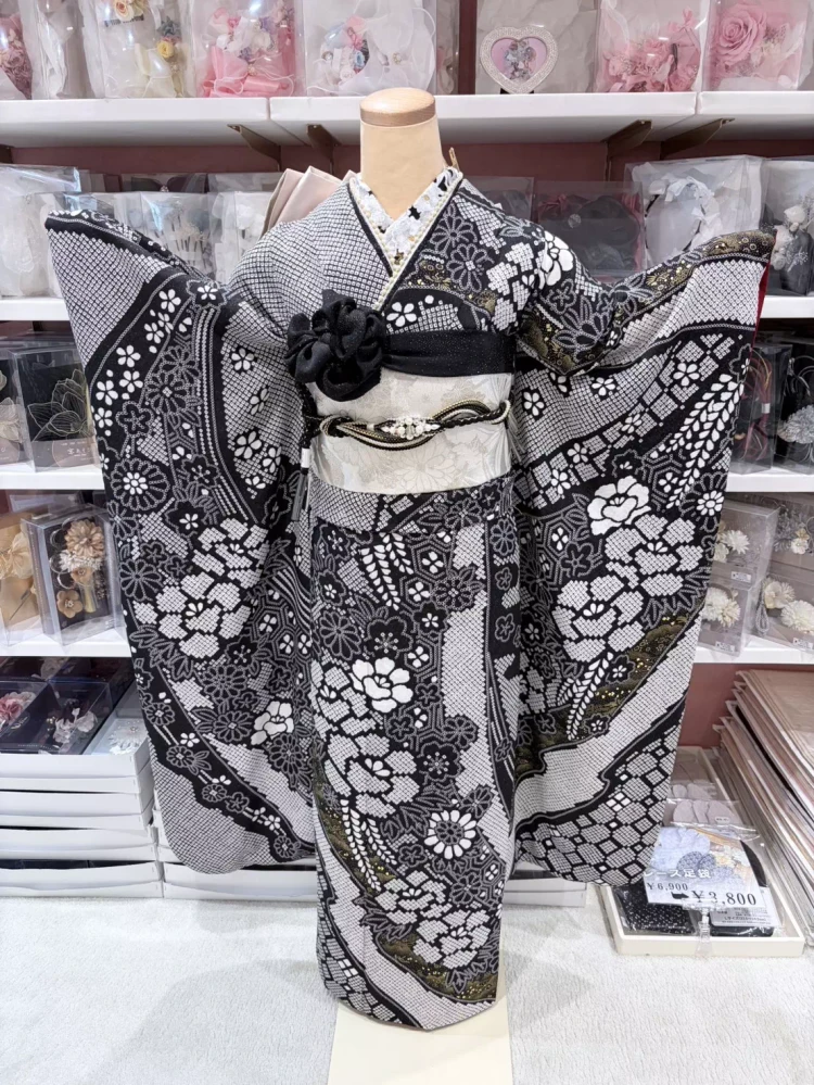 黒の絞り柄振袖。黒の大人っぽい古典柄のお振袖。
