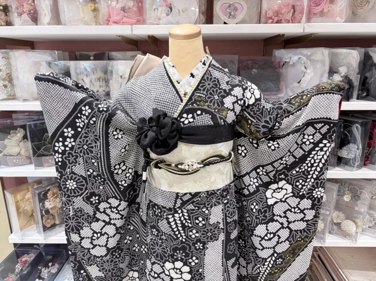 黒の絞り柄振袖。黒の大人っぽい古典柄のお振袖。