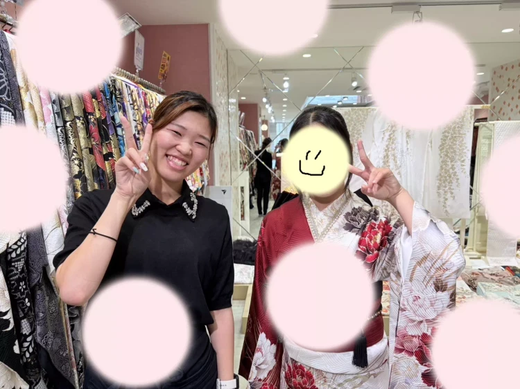 姫路で成人式お振袖をレンタルするならTAKAZEＮ姫路店。赤色×白色の片身代わりの正統派古典お振袖