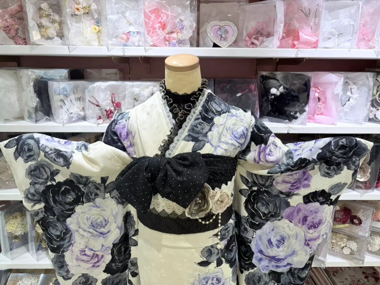 白×黒×紫の薔薇が印象的な大人っぽ 振袖コーデ