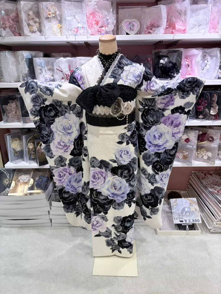 白×黒×紫の薔薇が印象的な大人っぽ 振袖コーデ