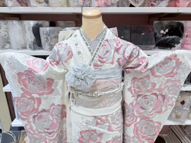 TAKAZEN姫路店のモード系振袖。白×ピンク×シルバーのオシャレで豪華な振袖。