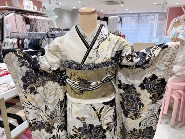 「ラブ上等」あっすん着用 振袖風コーデをご紹介