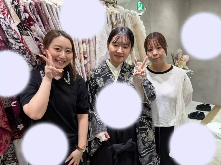TAKAZEN姫路店の黒色古典柄小振袖に無地黒色袴コーデのお嬢様