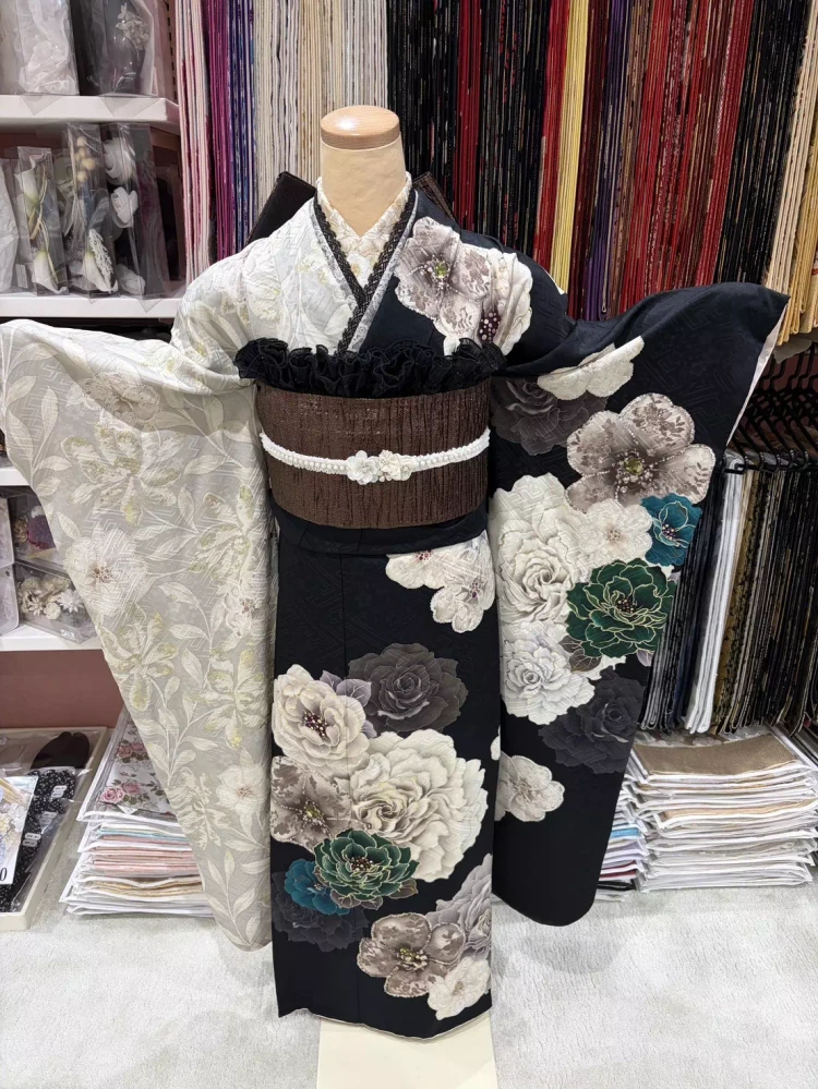 黒×クリームのいまどきでオシャレなくすみカラーのお振袖紹介