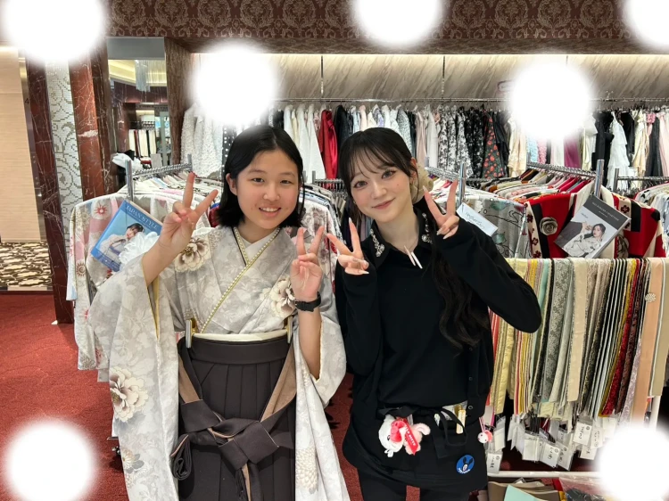 TAKAZEN東京表参道店Flagshipでベージュのくすみカラーの袴コーデをレンタルでご契約いただいたお客様の紹介。