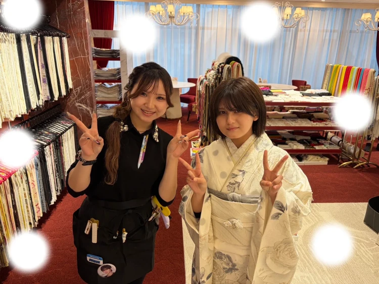 TAKAZEN東京表参道店Flagshipでレンタルできるオリジナルの白いリボンのお振袖を試着していただいたお嬢さまのご紹介