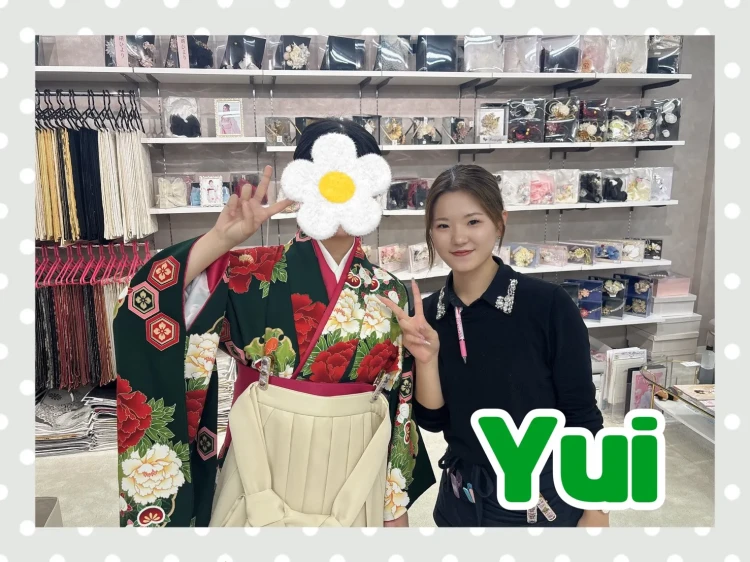 TAKAZEN奈良店でおしゃれな牡丹柄の袴を試着するお客様の様子