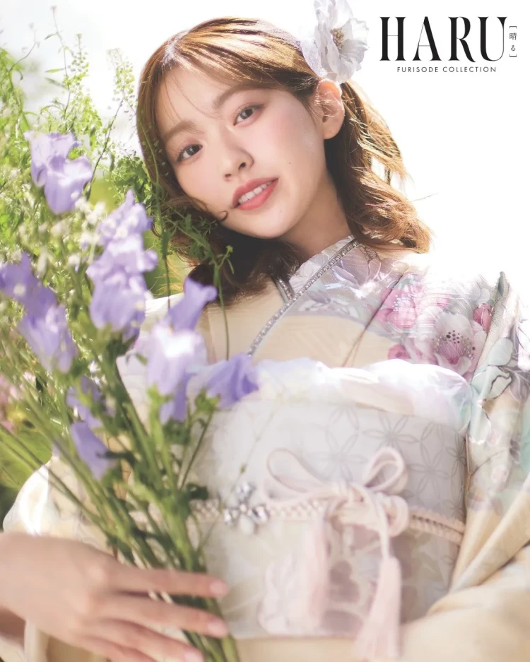 HARU振袖コレクションの淡色振袖を着たモデルの屋外撮影、紫色の花と合わせた透明感のある振袖コーデ