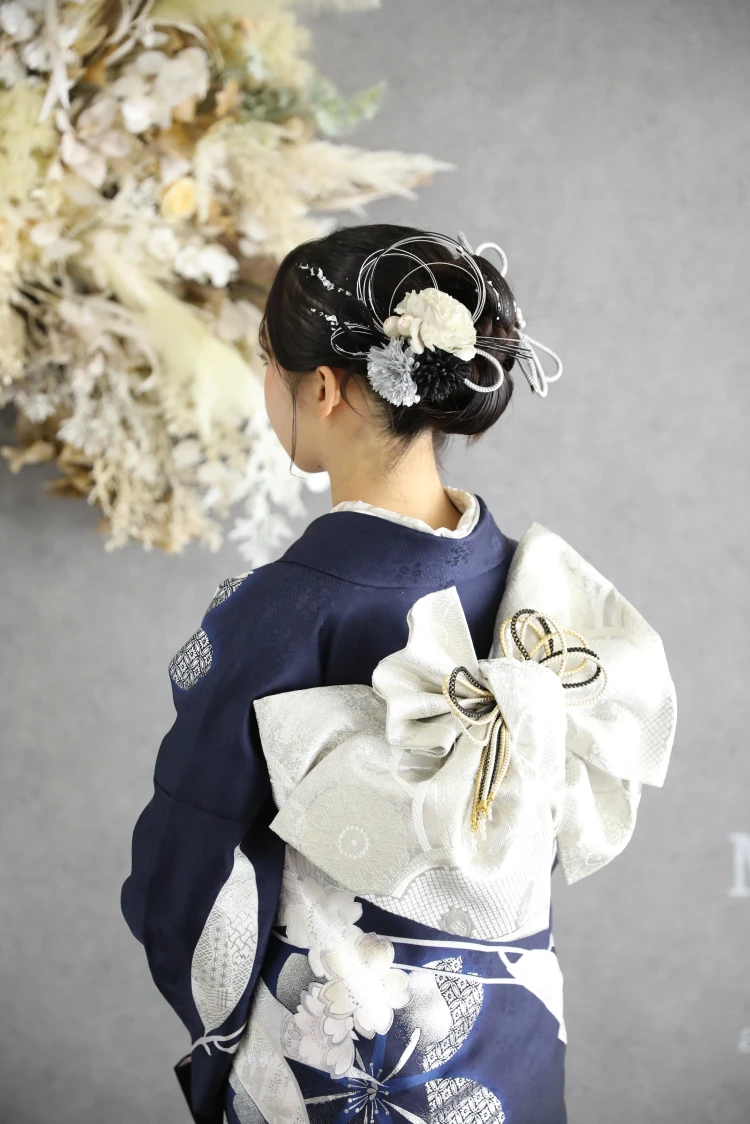 振袖に合うアップヘアスタイルを紹介している写真
