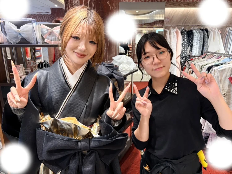 TAKAZEN東京表参道店Flagshipで黒のレザー小振袖とドレス袴コーデをレンタルでご契約いただいたお客様の紹介。