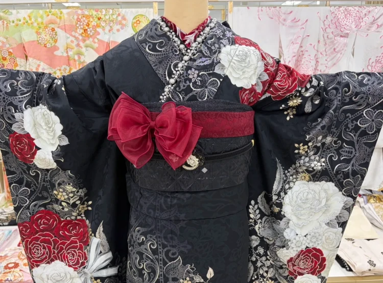 TAKAZENオリジナルヘップバーンローズの赤黒色のお振袖のコーデ