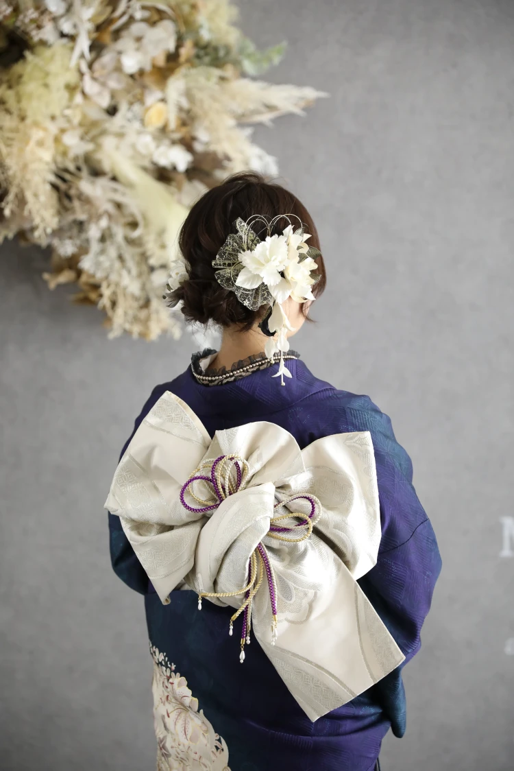 振袖に合うアップヘアスタイルを紹介している写真