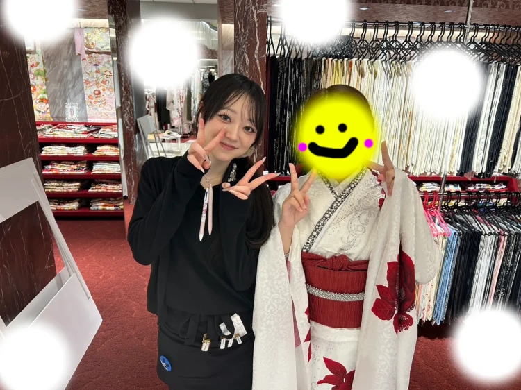 TAKAZEN東京表参道店Flagshipで赤や赤色のクリスタルモードの振袖をレンタルでご契約いただいたお客様の紹介。