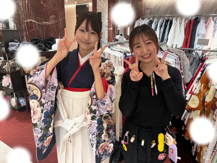 TAKAZEN東京表参道店Flagshipで青や紫色の古典、レトロ柄の袴を2027年卒業式レンタルでご契約いただいたお客様の紹介。